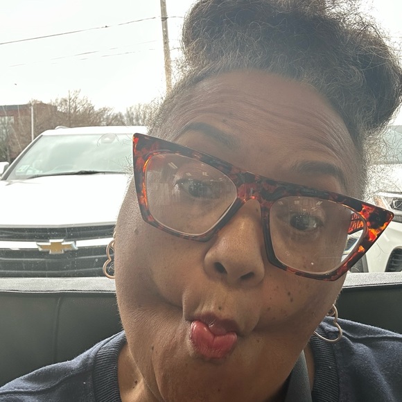 Meet your Posher, DeeDee - Picture 5 of 6